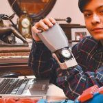 Mano robótica creada por niño boliviano