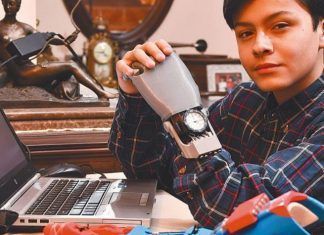Mano robótica creada por niño boliviano