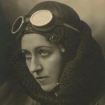 Amy Johnson: pionera de la aviación Amy Johnson; considera la pionera en el mundo de la aviación, nace en Inglaterra el 1ero de Julio de 1903. Fue la mayor de cuatro hermanas; y aunque, su vida en sus inicios no estuvo ligada en lo absoluto a la aviación; incluso se terminó graduando de Economista en la Universidad de Sheffield. Durante su vida adulta, se enamora de un empresario de origen suizo; por lo que decide trasladarse a la ciudad de Londres, y así poder consumar su relación, que no fue bien vista por su familia.