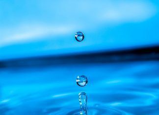 El agua como combustible Los combustibles solares; son aquellos que están creados por materiales que pueden almacenar la energía solar en su constitución, para luego ser usada cuando la necesiten. Estos combustibles; se crean, principalmente utilizando la luz solar, el agua y el CO2 (dióxido de carbono). En los últimos años; los científicos a cargo de este tipo de proyectos, han estudiado otras fuentes de explotación como el hidrógeno y los hidrocarburos líquidos.