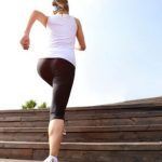 Un equipo de investigadores del Instituto de Tecnología de Georgia, en Estados Unidos; han creado un dispositivo que facilita andar por las escaleras. Las particulares escaleras; almacenan energía, contribuyendo con el ahorro energético. El sistema; permite que se ahorre energía durante el descenso de una personas, mientas que este ahorro se gaste cuando se produzca un ascenso, de esta forma; se recicla y evita contribuir con la contaminación reinante en el mundo.