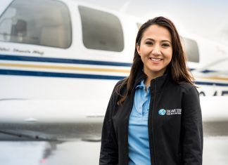 Shaesta Waiz; es considera la primera mujer piloto de Afganistan. Hará un recorrido; 19 países visitará llevando como misión, ofrecer becas a niñas y mujeres que deseen incursionar en pro de la Ciencia. La primera vez; Waiz, pisó un avión tan solo siendo una bebé, en calidad de refugiada, cuando huía de la guerra con toda su familia a Estados Unidos; esto como consecuencia del conflicto armado que se desarrolló en 1987 entre la extinta Unión Soviética y su país.