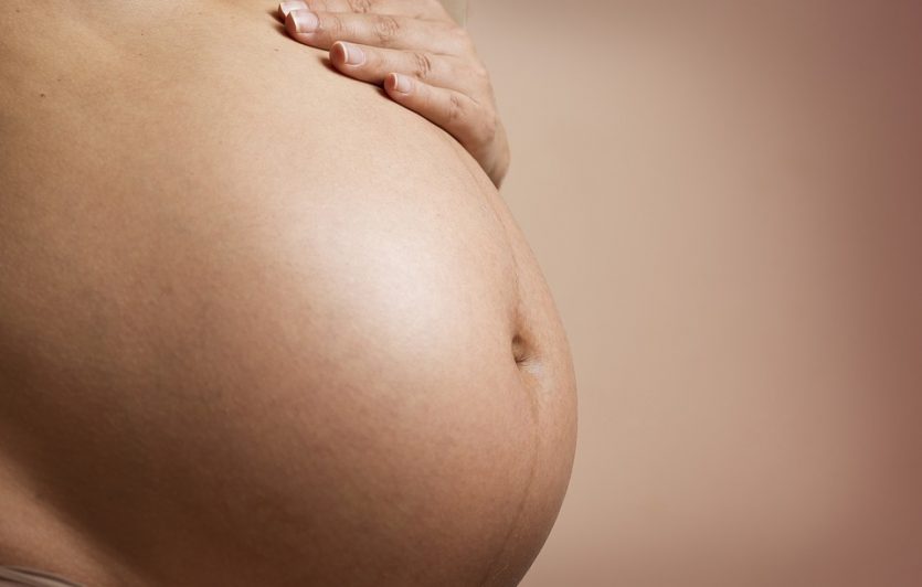 La exposición al aire contaminado durante el embarazo altera el cerebro del bebé