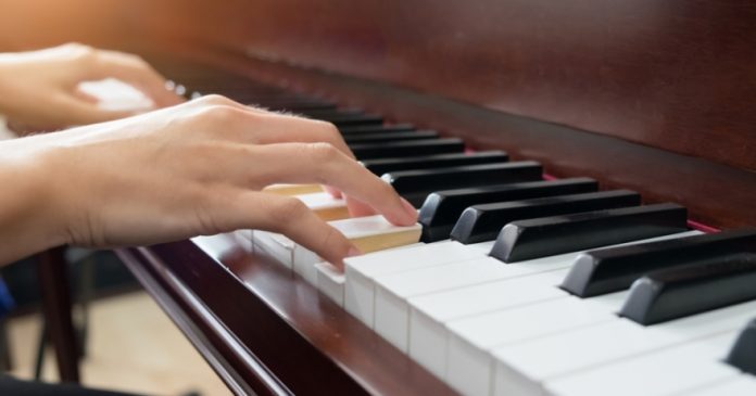 Estudios vinculan clases de piano con mejora de las habilidades lingüísticas