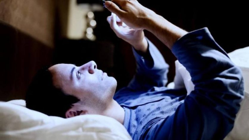 Dormir con dispositivos electrónicos supone una amenaza