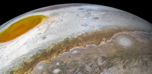 Las barcazas marrones capturadas en imágenes por Juno