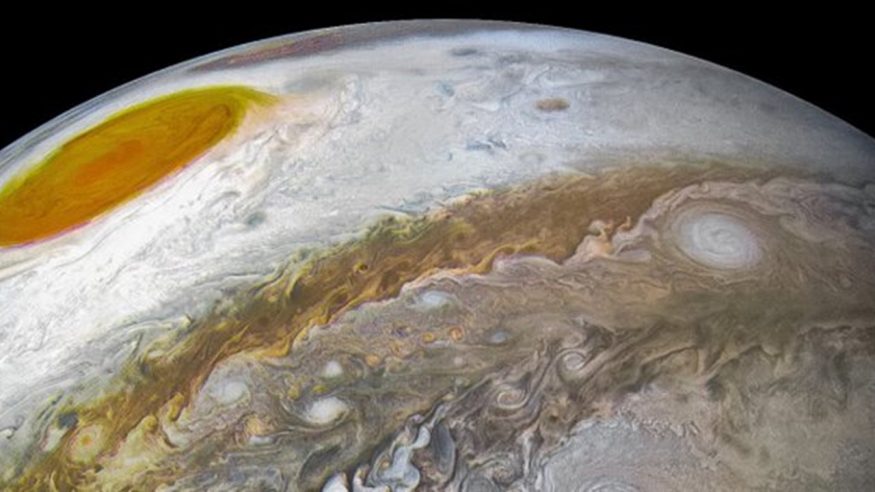 Las barcazas marrones capturadas en imágenes por Juno