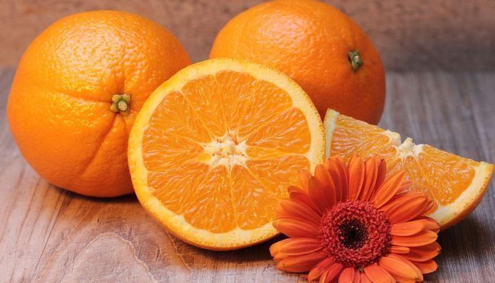 La naranja y las verduras verdes