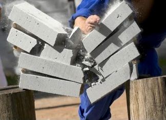 ¿Un experto en artes marciales pueden romper ladrillos con la mano? mano