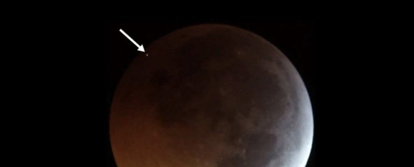 Un meteorito que se estrella contra la luna durante un eclipse lunar