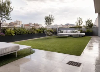 cómo evitar encharcamientos al instalar césped artificial en una terraza urbana